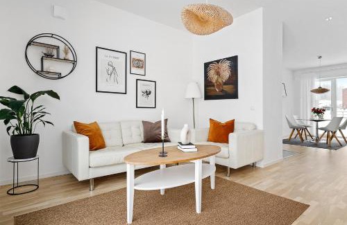 Sigtuna Villa | Luxurious newly built villa with patio and private parking