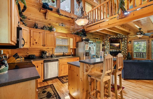 Gatlinburg - Pigeon Forge Cabin | Luxurious Nine Bears Home Minutes Away to Gatlinburg by Redawning