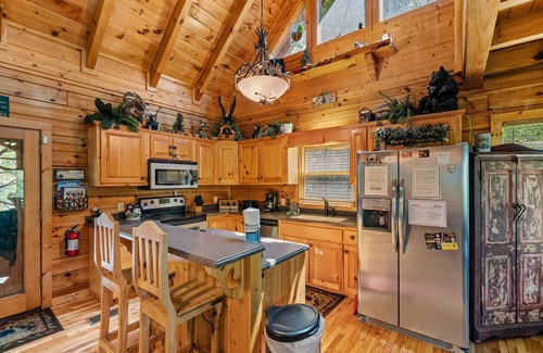 Gatlinburg - Pigeon Forge Cabin | Luxurious Nine Bears Home Minutes Away to Gatlinburg by Redawning