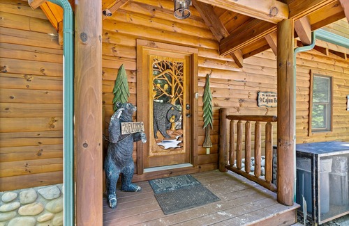 Gatlinburg - Pigeon Forge Cabin | Luxurious Nine Bears Home Minutes Away to Gatlinburg by Redawning