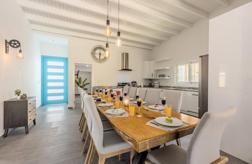 Washington Villa | Luxurious Oasis ~ Mins to Beach, King Beds, Pool
