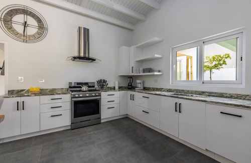 Washington Villa | Luxurious Oasis ~ Mins to Beach, King Beds, Pool