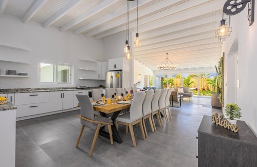 Washington Villa | Luxurious Oasis ~ Mins to Beach, King Beds, Pool