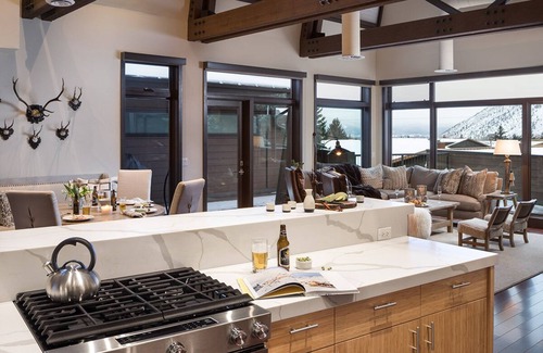 Jackson Villa | Luxurious penthouse property located in the heart of downtown Jackson Hole