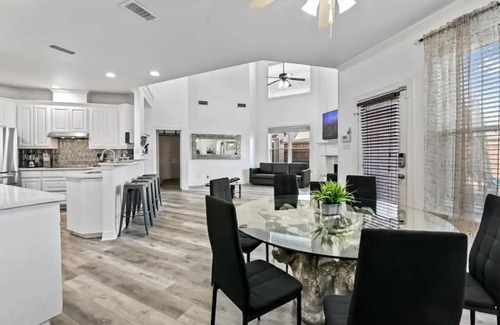 Lake Highlands Villa | Luxurious | Pool Oasis | PS5 | 12 Beds | Aquarium