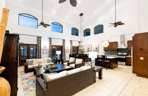 Palm Beach Estates House | Luxurious Private Home Sleeps 12 - Walking to Beach!