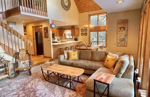 Ludlow House | Luxurious, Secluded, Ski Chalet, w/Country Decor & Hot Tub Near Okemo