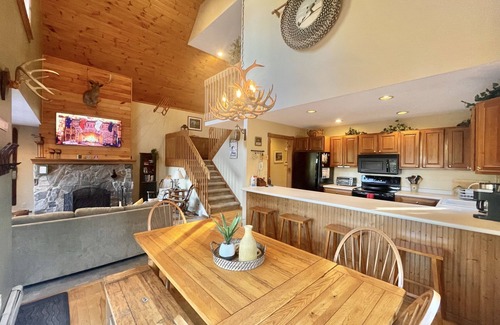 Ludlow House | Luxurious, Secluded, Ski Chalet, w/Country Decor & Hot Tub Near Okemo