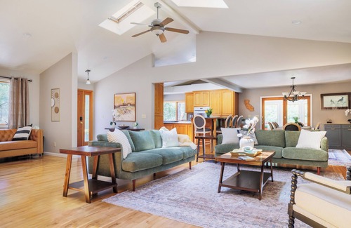 Ukiah House | Luxurious & Serene Estate: Sleeps 20, Pool, Games!