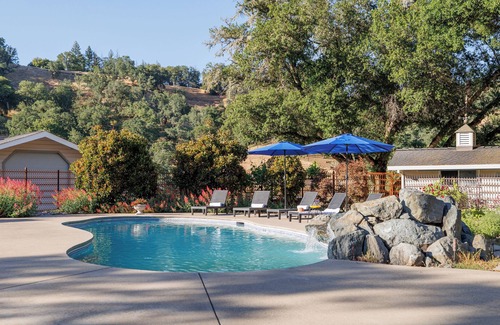Ukiah House | Luxurious & Serene Estate: Sleeps 20, Pool, Games!