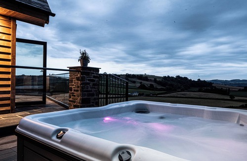 Montgomery House | Luxurious six star countryside retreat sleeping 6. Pet friendly with a hot tub and sauna.