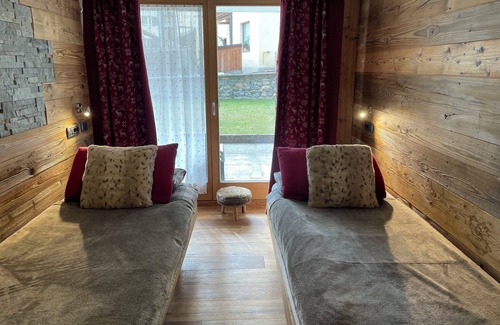 Cervinia Apartment | Luxurious ski in/out apartment (12 persons)