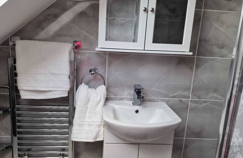 Lea Bridge House | Luxurious, Spacious Loft Room & Private En-suite.
