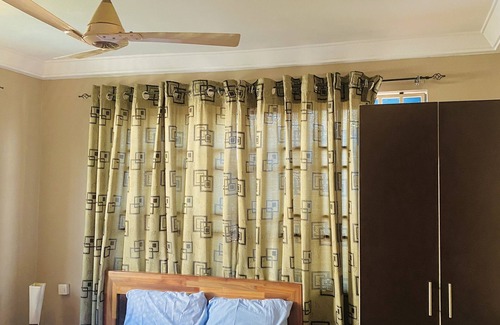Sekondi-Takoradi Cabin | Luxurious Ten-Bedroom Lodge Apartment