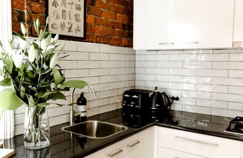 Bendigo House | Luxurious Terrace Home in Heart of Town