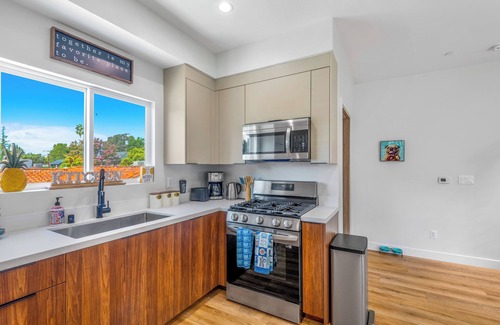 Sherman Oaks Apartment | Luxurious Townhome