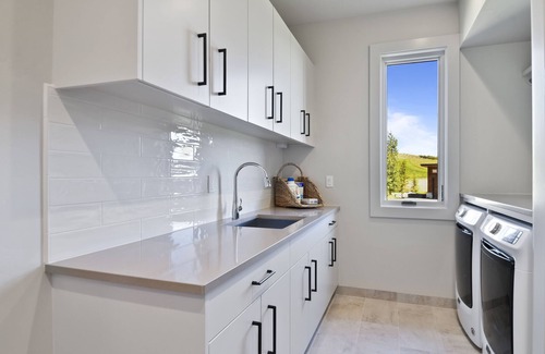 Tuhaye House | Luxurious Tuhaye Home with Modern Interior, Mountain Views