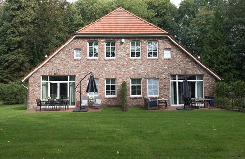 Friedeburg Apartment | Luxurious Ukena vacation apartment in the count's Karl-Georgs-Forst; dogs welcome