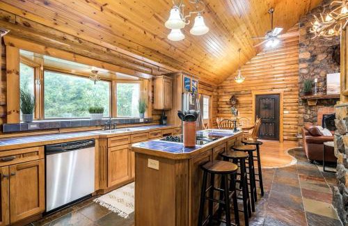 Henryville House | Luxurious Vacation Rental for Groups near Hoosier National Forest, Indiana