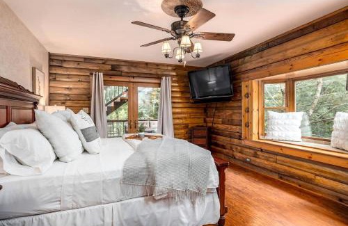 Henryville House | Luxurious Vacation Rental for Groups near Hoosier National Forest, Indiana