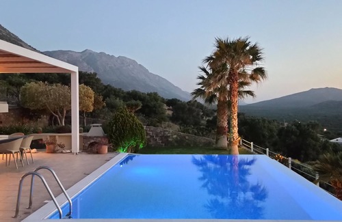 Pefki Villa | Luxurious Villa Tholos Crete