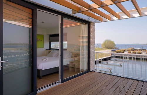 Oranjeplaat Villa | Luxurious villa with a jetty, close to Veerse Meer