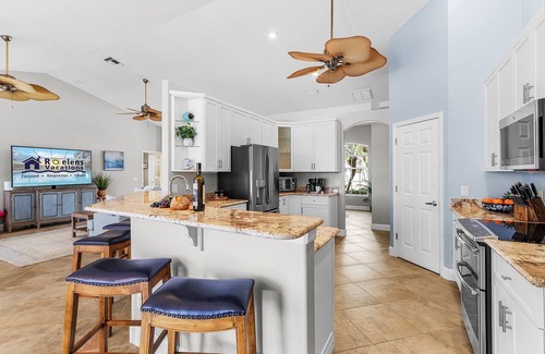 Pelican House | Luxurious Waterfront Retreat, Ideal Sunrise and Sunset Views!- Coral Sunset Villa - Roelens