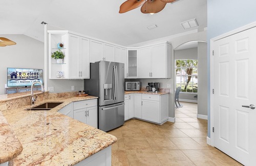 Pelican House | Luxurious Waterfront Retreat, Ideal Sunrise and Sunset Views!- Coral Sunset Villa - Roelens