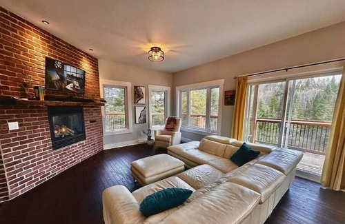 Namur House | Luxurious Waterfront 6 BDRM Chalet w/ Billiards, Game Room & Unforgettable Views