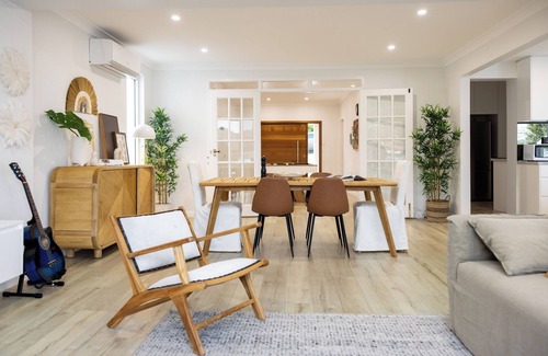 Oatley House | Luxurious Waterfront Retreat with Tennis Court