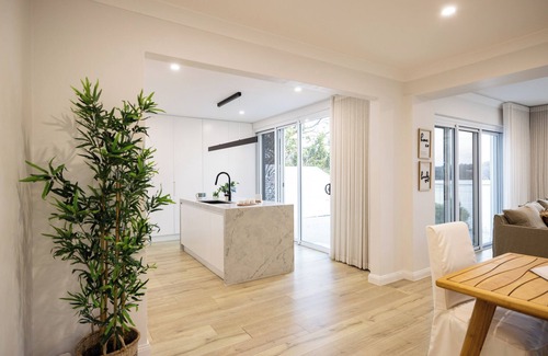 Oatley House | Luxurious Waterfront Retreat with Tennis Court