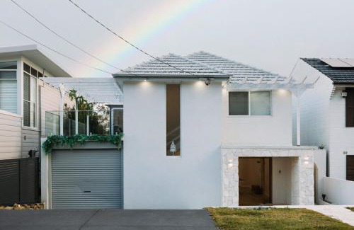 Oatley House | Luxurious Waterfront Retreat in Oatley