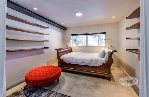 Port Carling Cottage | Luxuriously stunning 5bed 3bath retreat on Tucker Lake! Hot Tub!