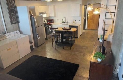 Cedar Crest House | Luxury 1 BDR Loft: Near State Fair w/Rooftop Pool