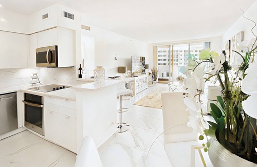 West Avenue Apartment | Luxury 1-Bedroom with Spectacular Bay View