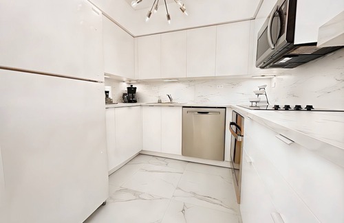 West Avenue Apartment | Luxury 1-Bedroom with Spectacular Bay View