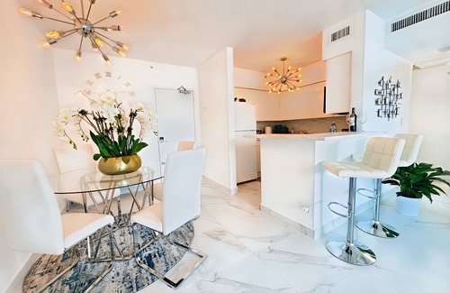 West Avenue Apartment | Luxury 1-Bedroom with Spectacular Bay View