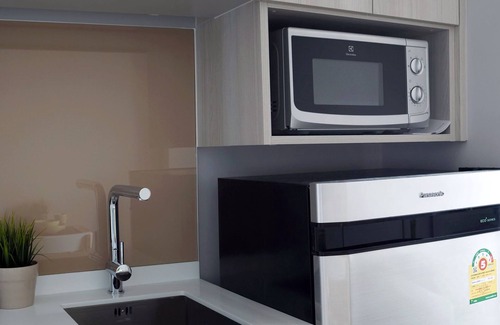 Khlong Tan Condo | Luxury 1 BR in Sukhumvit 24 with Sky Pool - Near BTS Prompong/Emquatier