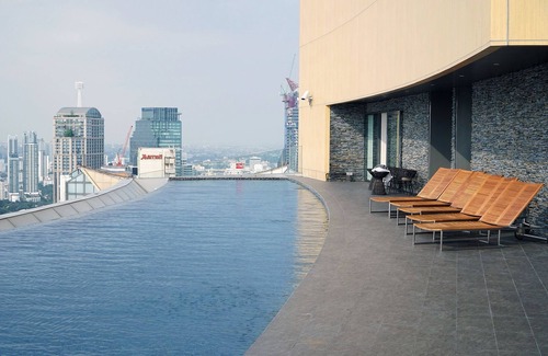Khlong Tan Condo | Luxury 1 BR in Sukhumvit 24 with Sky Pool - Near BTS Prompong/Emquatier