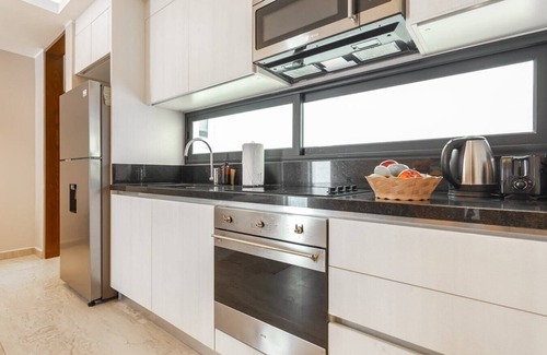 Tohoku Apartment | Luxury 1BD Condo 3 blk from 5th Ave W/PoolandParking