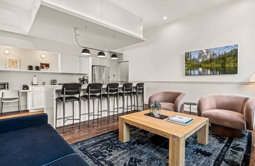 Rittenhouse Row Apartment | Luxury 1BD Rittenhouse Sq. | Hosted By Stay Rafa