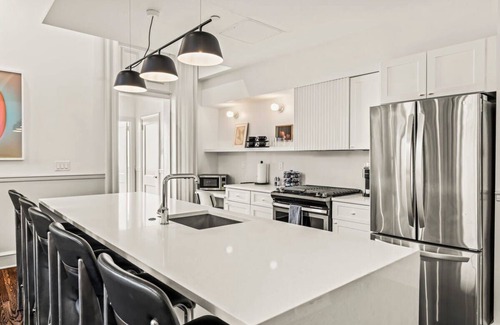 Rittenhouse Row Apartment | Luxury 1BD Rittenhouse Sq. | Hosted By Stay Rafa