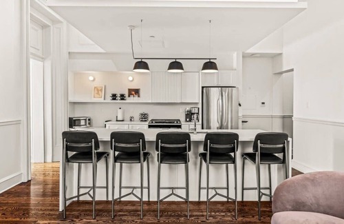 Rittenhouse Row Apartment | Luxury 1BD Rittenhouse Sq. | Hosted By Stay Rafa