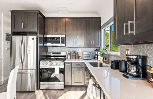 El Porto Apartment | Luxury 1BR Beachside Gem Walk to Beach + Ocean Views