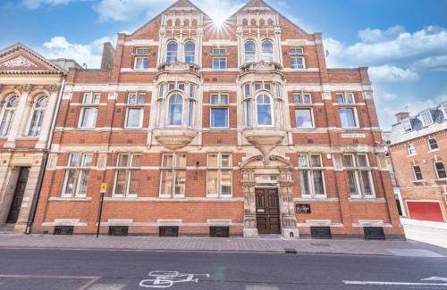 Leicester City Centre Apartment | Luxury 2 Bed Apartment In The City Centre With Free Gym By The Pocklington - The Ceremonial Suite