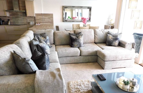 East End Apartment | Luxury 2 bed apt with stunning views & parking