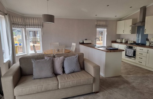 Arnold House | Luxury 2-bed Lodge in Routh, Hottub & Pet Friendly