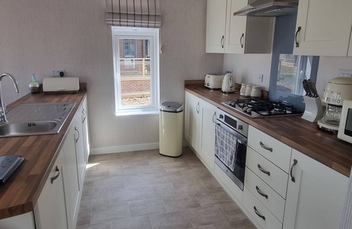 Arnold House | Luxury 2-bed Lodge in Routh, Hottub & Pet Friendly