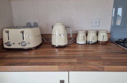 Arnold House | Luxury 2-bed Lodge in Routh, Hottub & Pet Friendly