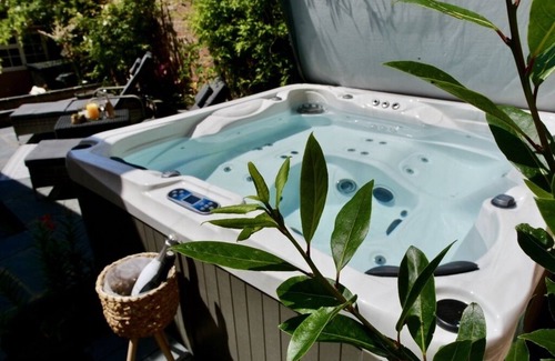 Saffron Walden House | Luxury 2 Bed Manor House Hot Tub Cinema Room SkyTV